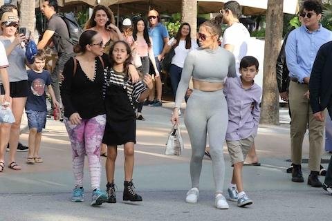 JENNIFER LOPEZ COULDN’T CARE LESS ABOUT PEOPLE STARING
