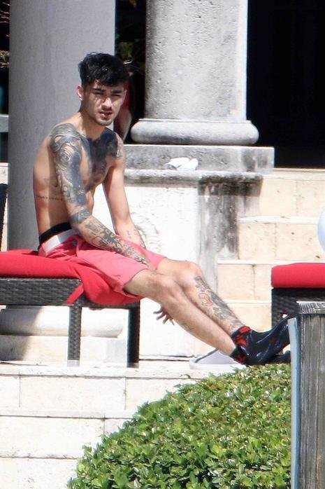 ZAYN MALIK WITH HIS SHIRT OFF – Janet Charlton's Hollywood, Celebrity  Gossip and Rumors