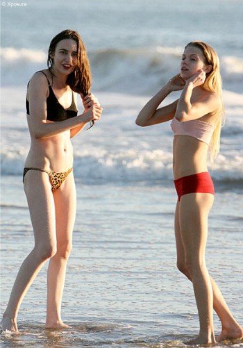 beach girls voyeur soles